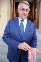 Ministr obrany Lubomír Metnar s pamětní medailí ČsOL