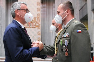 Ministr obrany gratuluje jednomu z oceněných