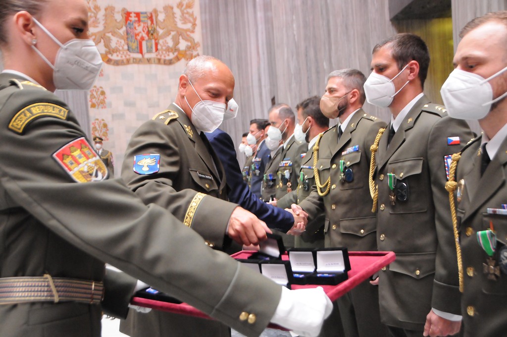Náčelník Vojenské policie brigádní generál Miroslav Murček udělil svým podřízeným pamětní odznaky a stužky VP KAMBA