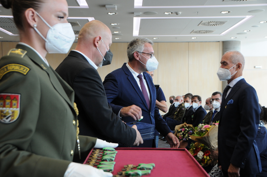 Oceněni byli další zdravotníci ÚVN a vojáci, kteří se na chodu centra podíleli