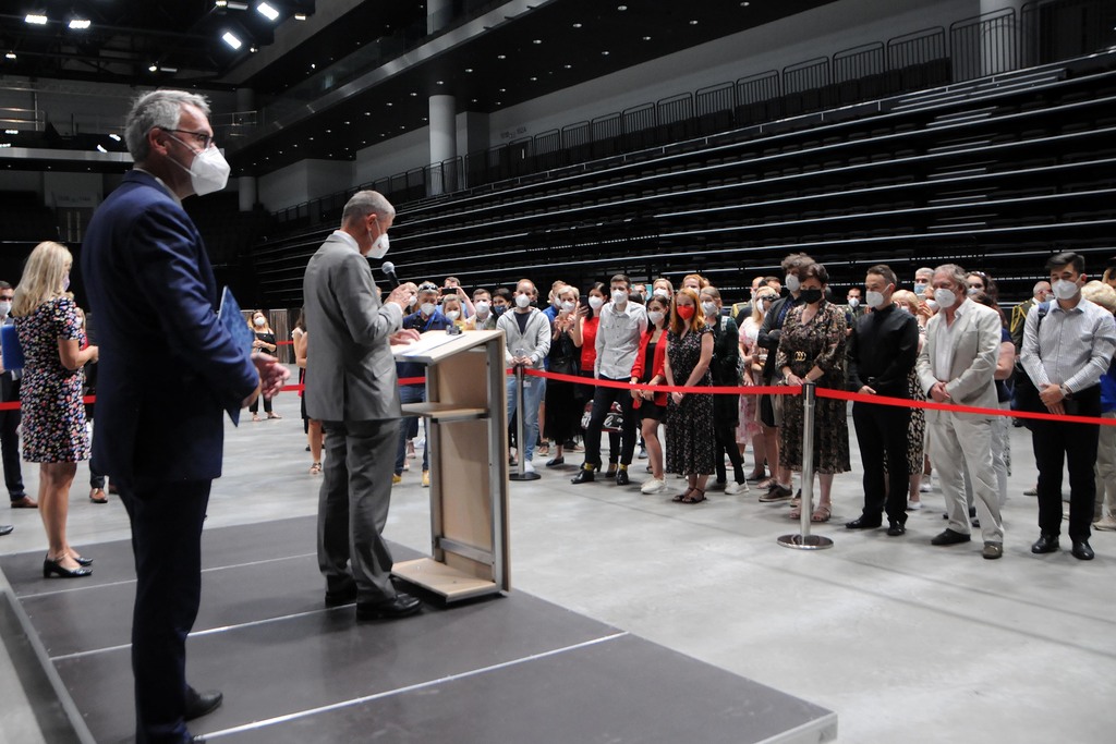 Předseda vlády Andrej Babiš poděkoval pracovníkům centra a prohlásil, že české Národní očkovací centrum bylo nejlepším na světě