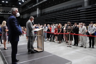 Předseda vlády Andrej Babiš poděkoval pracovníkům centra a prohlásil, že české Národní očkovací centrum bylo nejlepším na světě