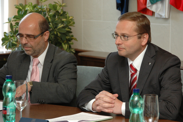 Jan Fulík (vpravo) a ředitel sekce obranné politiky a strategie Ministerstva obrany Ivan Dvořák