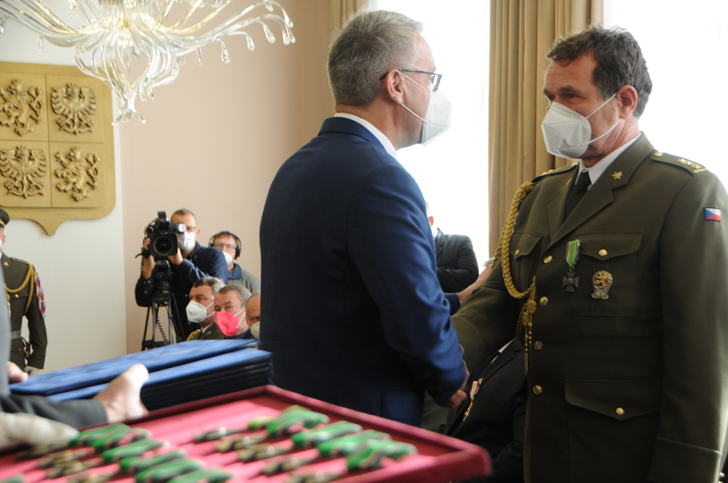 Ministr obrany ocenil dvě desítky osobností