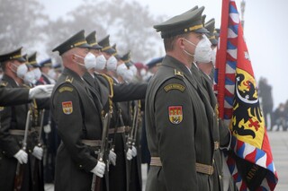 Nastoupené čestné jednotky před zahájením ceremoniálu. Kvůli husté mlze nakonec nevzlétly nadzvukové stroje JAS-39 Gripen ani vrtulníky Mi-24/35.