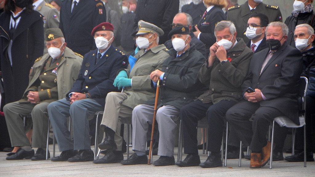 Významné výročí si na Vítkov přišli připomenout také váleční veteráni. Zcela vlevo generálmajor v.v. Miloslav Masopust, přímý účastník bojů 1. čs. armádního sboru v SSSR na východní frontě a při osvobozování vlasti. Jako velitel družstva 1. roty samostatného praporu samopalníků se zúčastnil bojů u Dukly.