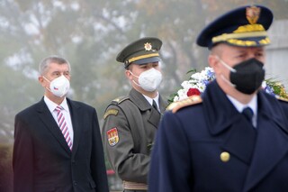 V popředí náčelník Vojenské kanceláře prezidenta republiky generálporučík Jan Kaše a premiér Andrej Babiš.