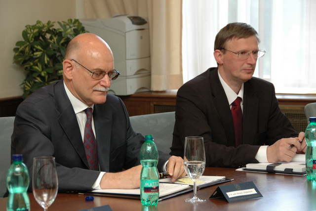 Velvyslanec Ruské federace Fedotov (vlevo)