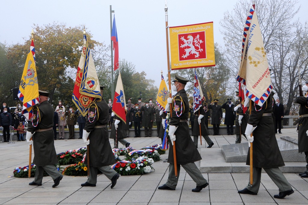 Odnesení historických praporů v závěru ceremoniálu