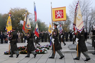Odnesení historických praporů v závěru ceremoniálu