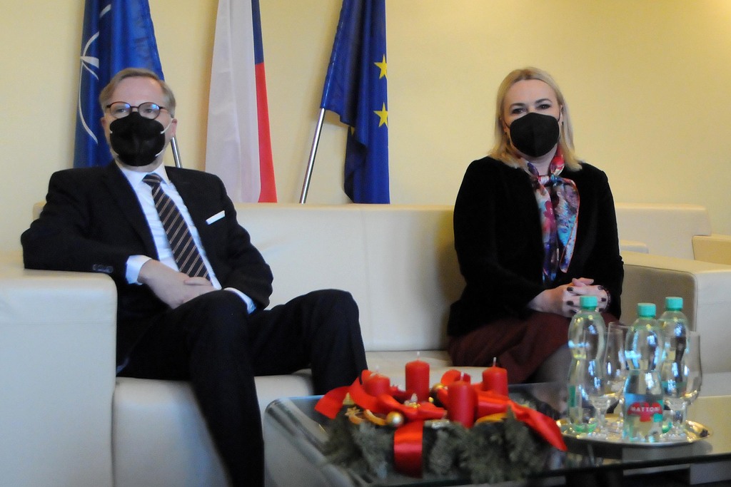 Novou ministryni obrany doprovázel premiér Petr Fiala