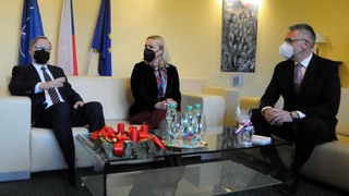 Ze společného jednání s premiérem a odcházejícím ministrem obrany Lubomírem Metnarem