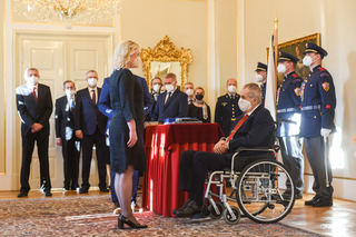 Z pátečního jmenování nové vlády prezidentem v Lánech