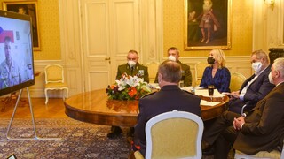 Ilustrační obrázek ke článkuPrezident republiky a ministryně obrany telefonovali vojákům do misí v zahraničí
