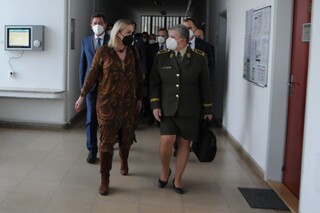 Ministryně obrany Jana Černochová navštívila Univerzitu obrany