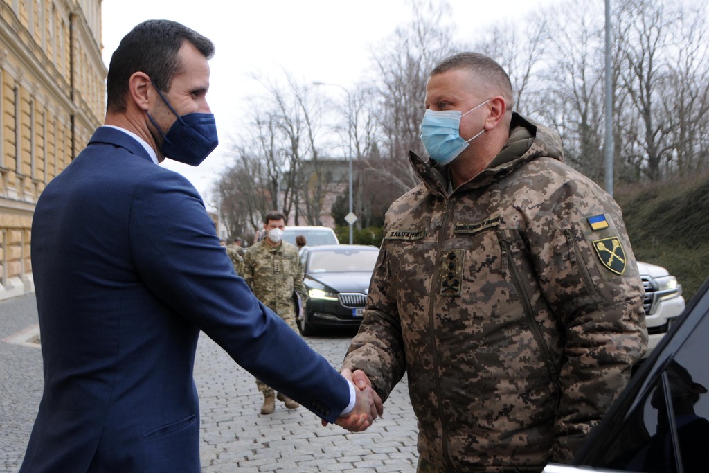 Valerije Zalužného přivítal na Ministerstvu obrany náměstek ministryně obrany Daniel Blažkovec.