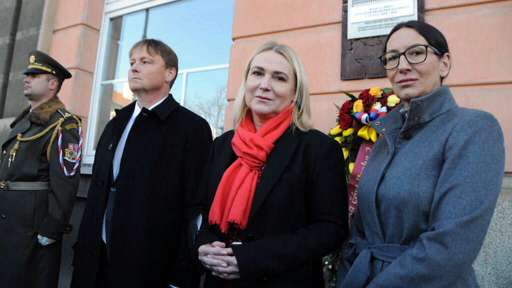 Ministryně Černochová se zúčastnila pietní vzpomínky na oběti bombardování Prahy v závěru války