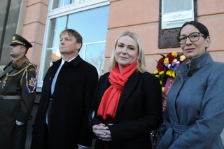 Ministryně obrany Jana Černochová se starostkou Prahy 2 Alexandrou Udženijou a Davidem Feltlem, ředitelem VFN v Praze