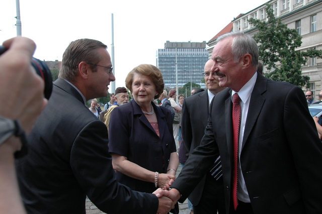 Před začátkem pietního setkání - náměstek ministra obrany Jan Fulík se zdraví s předsedou Senátu Přemyslem Sobotkou