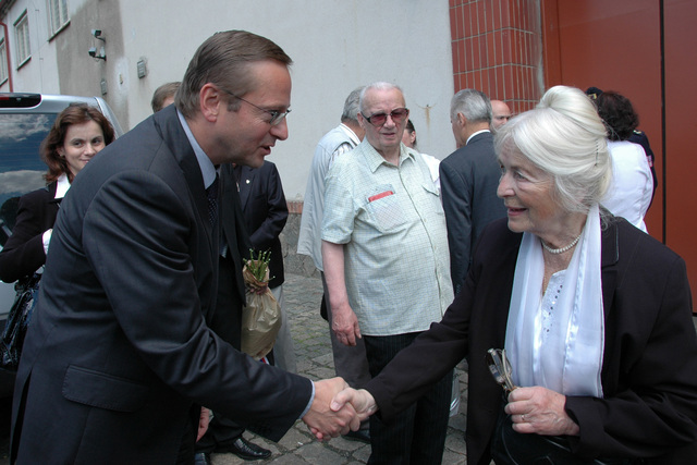 Náměstek ministra obrany Jan Fulík se zdraví s Naděždou Kavalírovou, předsedkyní Konfederace politických vězňů ČR
