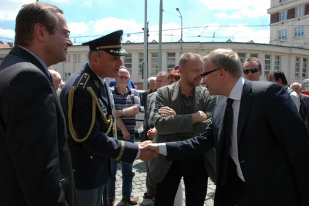 Poslanec Tomáš Chalupa se zdraví s generálem Dvořákem. V pozadí režisér Václav Marhoul. 