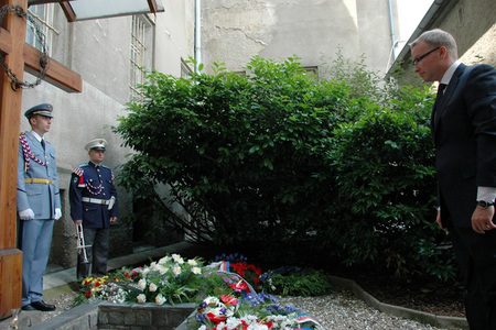 K místu, kde byla Milada Horáková popravena, položil věnec také poslanec Tomáš Chalupa.