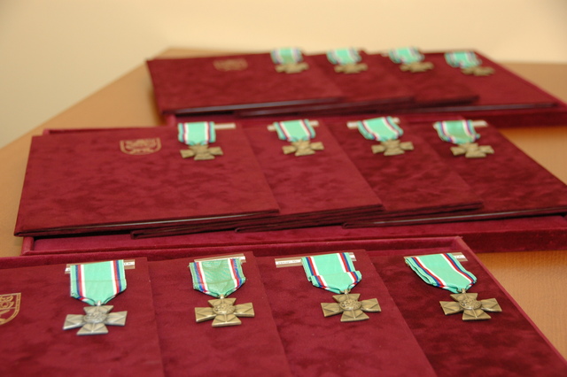 Ministr obrany předal resortní vyznamenání 1