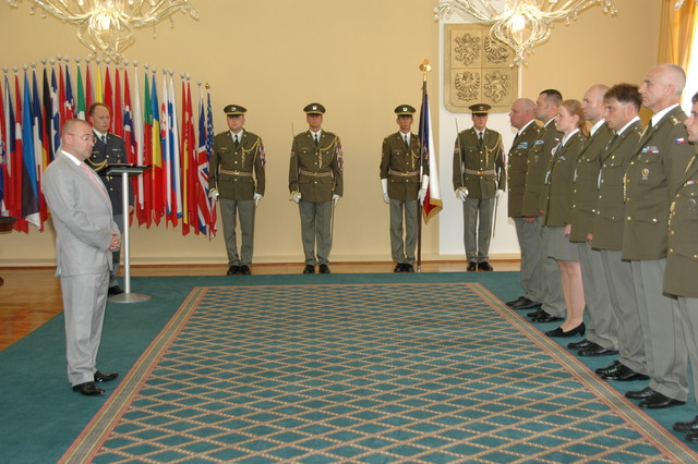 Ministr obrany předal resortní vyznamenání 3