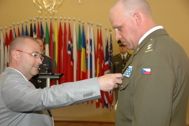 Ministr obrany předal resortní vyznamenání 4