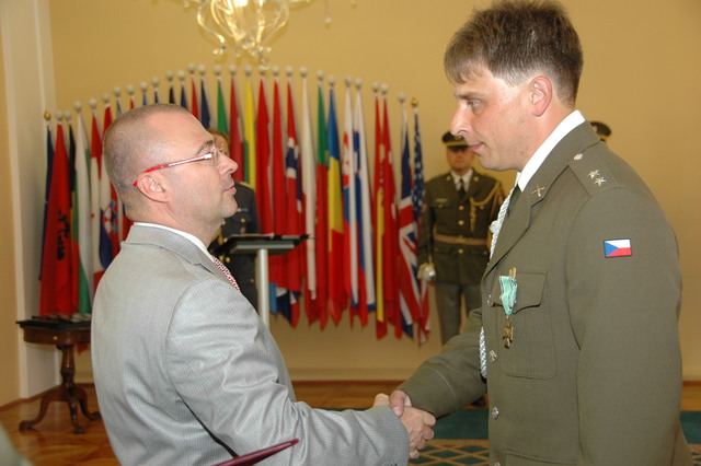 Ministr obrany předal resortní vyznamenání 5