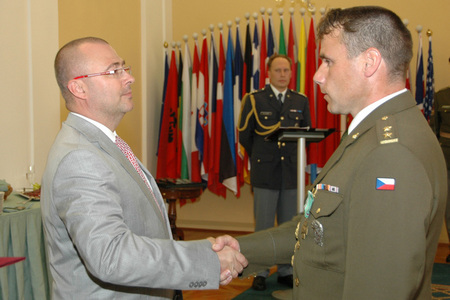 Ministr obrany předal resortní vyznamenání 6