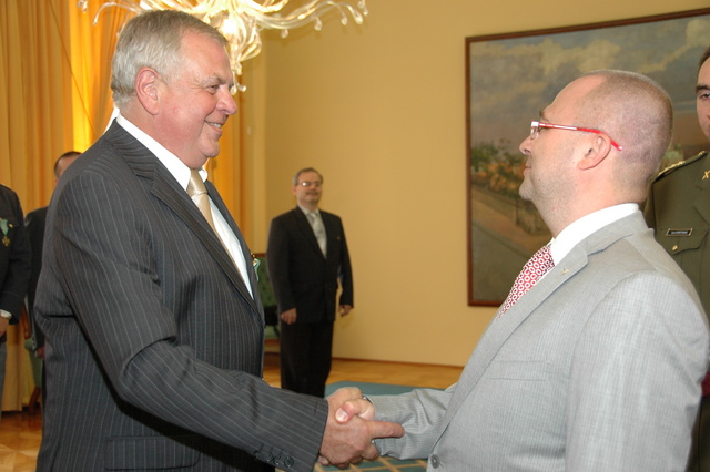 Ministr obrany předal resortní vyznamenání 7