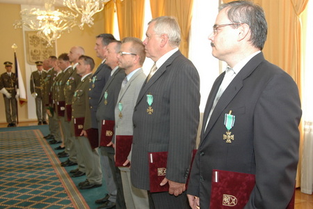 Ministr obrany předal resortní vyznamenání 8