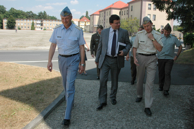 Ministr obrany s náčelníkem Generálního štábu Pickem a velitelem sil podpory Kociánem ve Staré Boleslavi