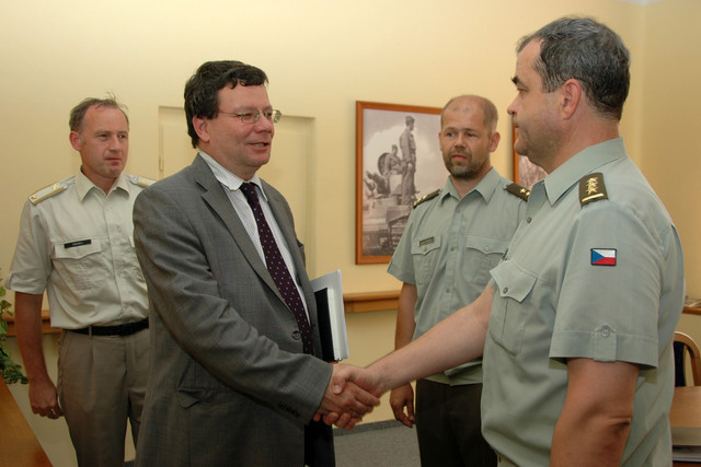 Alexandr Vondra se zdraví s vojáky Velitelství sil podpory