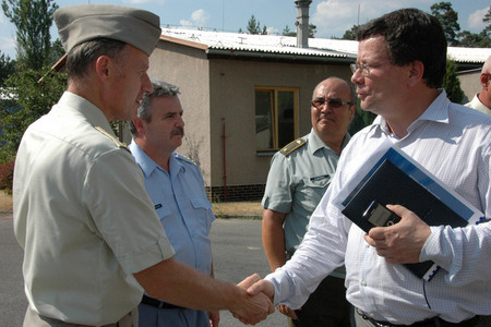 Alexandr Vondra se loučí s brigádním generálem Kociánem