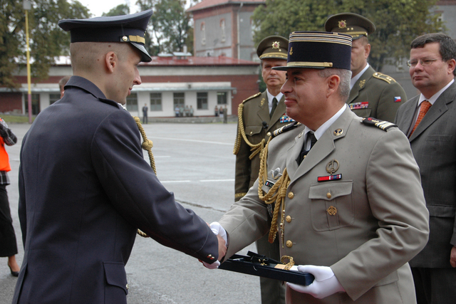 Nejlepší student letecké specializace přebírá cenu velitele francouzské letecké akademie od přidělence obrany Bruno Bucherie 
