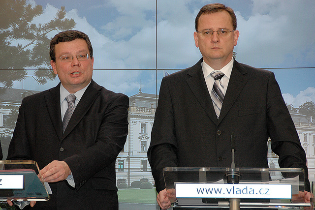Premiér Nečas a ministr obrany Vondra po mimořádném zasedání vlády