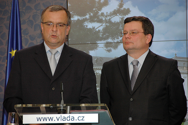 Ministr financí Kalousek a ministr obrany Vondra
