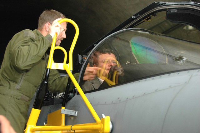 Ministr obrany si gripen vyzkoušel "na vlastní kůži"
