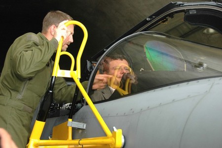 Ministr obrany si gripen vyzkoušel "na vlastní kůži"