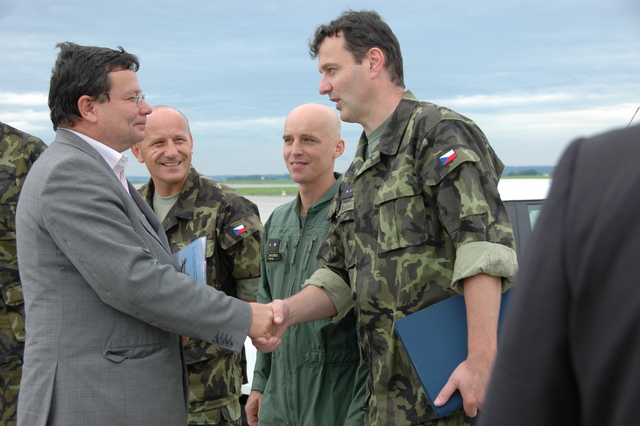 Alexandr Vondra diskutuje s vrchním praporčíkem čáslavské základny