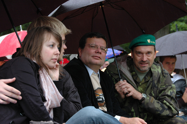 Ministr obrany Alexandr Vondra a ředitel Vojenského historického ústavu plukovník Aleš Knížek