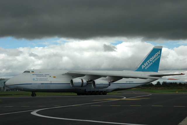 Letoun Antonov An-124 na ruzyňském letišti