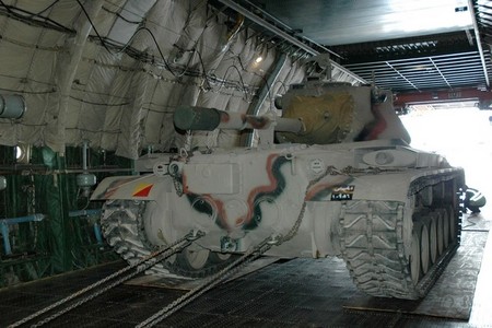 Americký tank M-47 v útrobách letounu