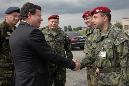 Jste lidé na svém místě, řekl Alexandr Vondra prostějovským vojákům