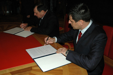 Podpis protokolu z osmého společného jednání