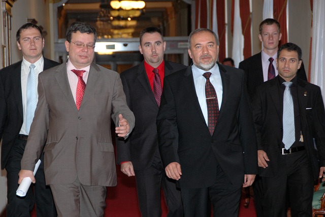 Alexandr Vondra a Avigdor Lieberman před zahájením jednání