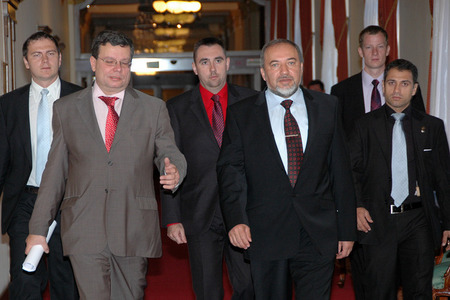 Alexandr Vondra a Avigdor Lieberman před zahájením jednání