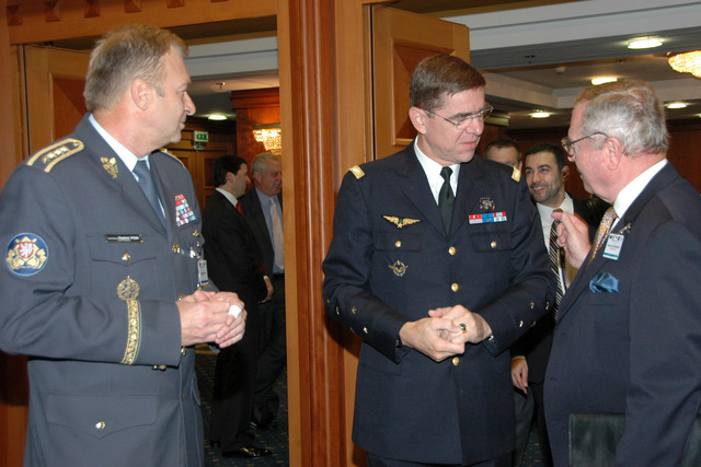 Před zahájením - náčelník Generálního štábu AČR armádní generál Vlastimil Picek (vlevo) a velitel Spojeneckého velitelství pro transformaci NATO generál Stéphane Abrial